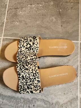 Sondra Roberts Black Cream Beaded Penny Slide Sandals 7.5